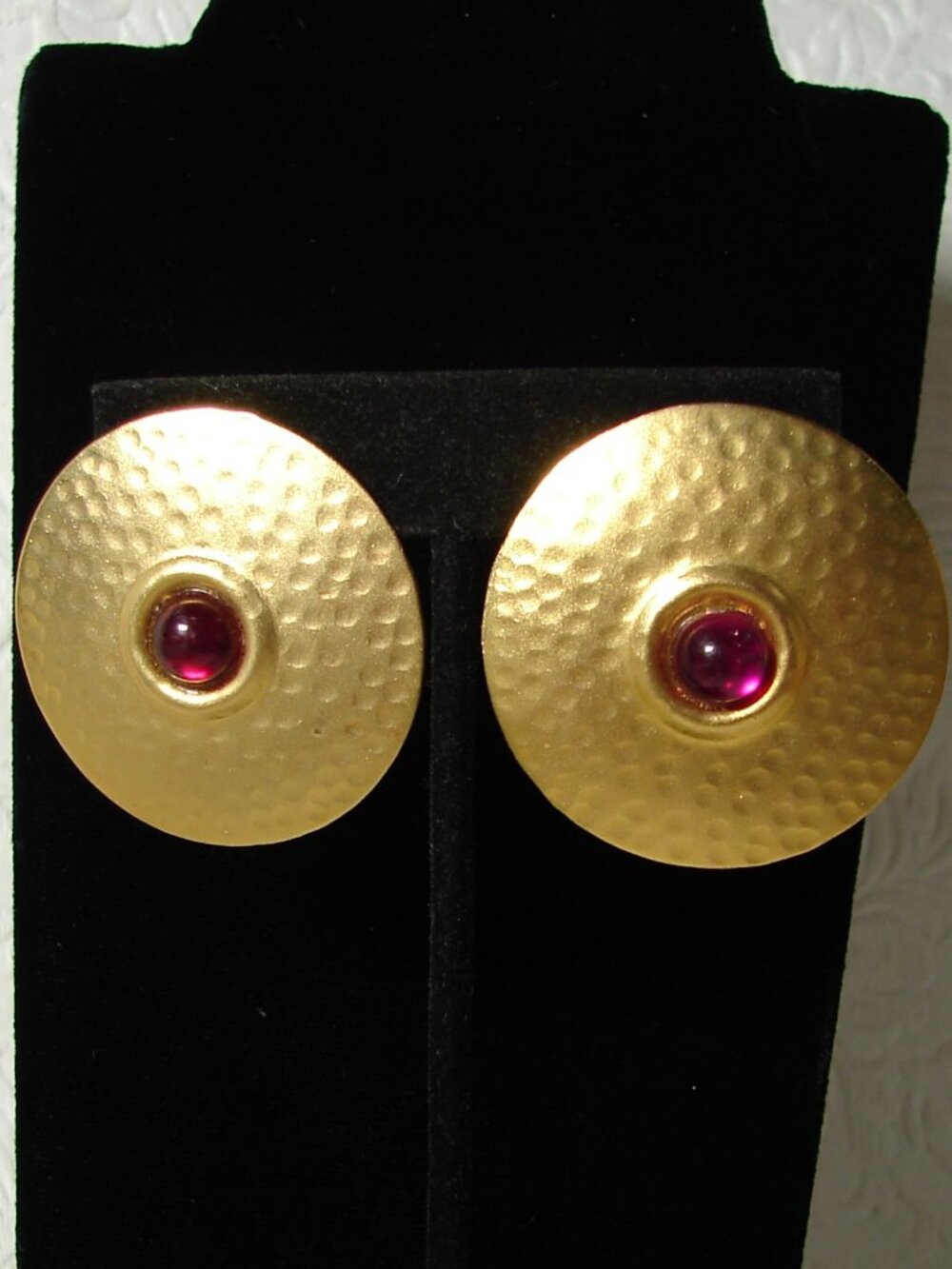 Vtg 80s Large Hammered Disc Statement Clip-On EARRINGS, Gold Tone Purple Gem F99